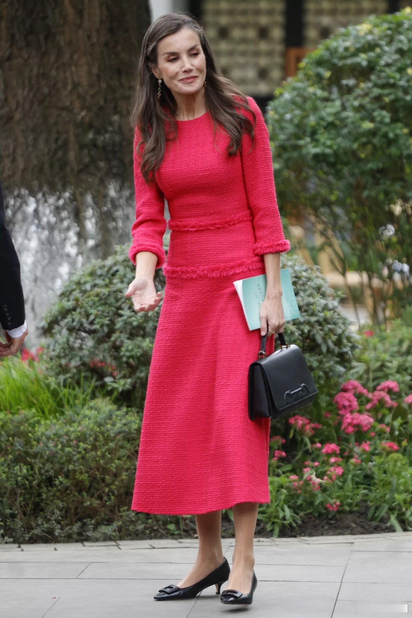 🇪🇸🇨🇳补点今天国王夫妇在成都的活动照片。Magrit的高跟鞋、Car