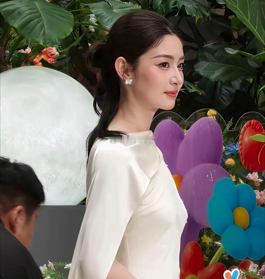 怪不得都说她是白鹿的接班人，真人确实好看！​​​