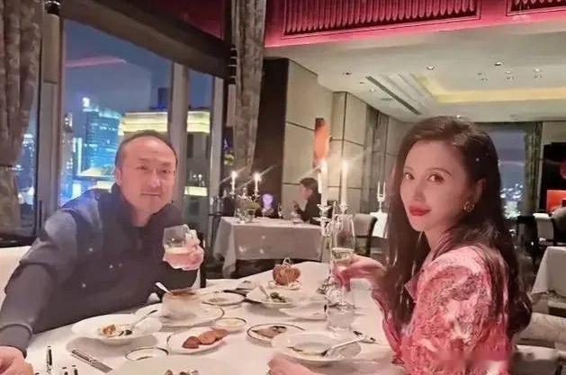 张萌和她的富豪老公，果然童话里都是骗人的，现实里的总裁真的不太好看。。。​​