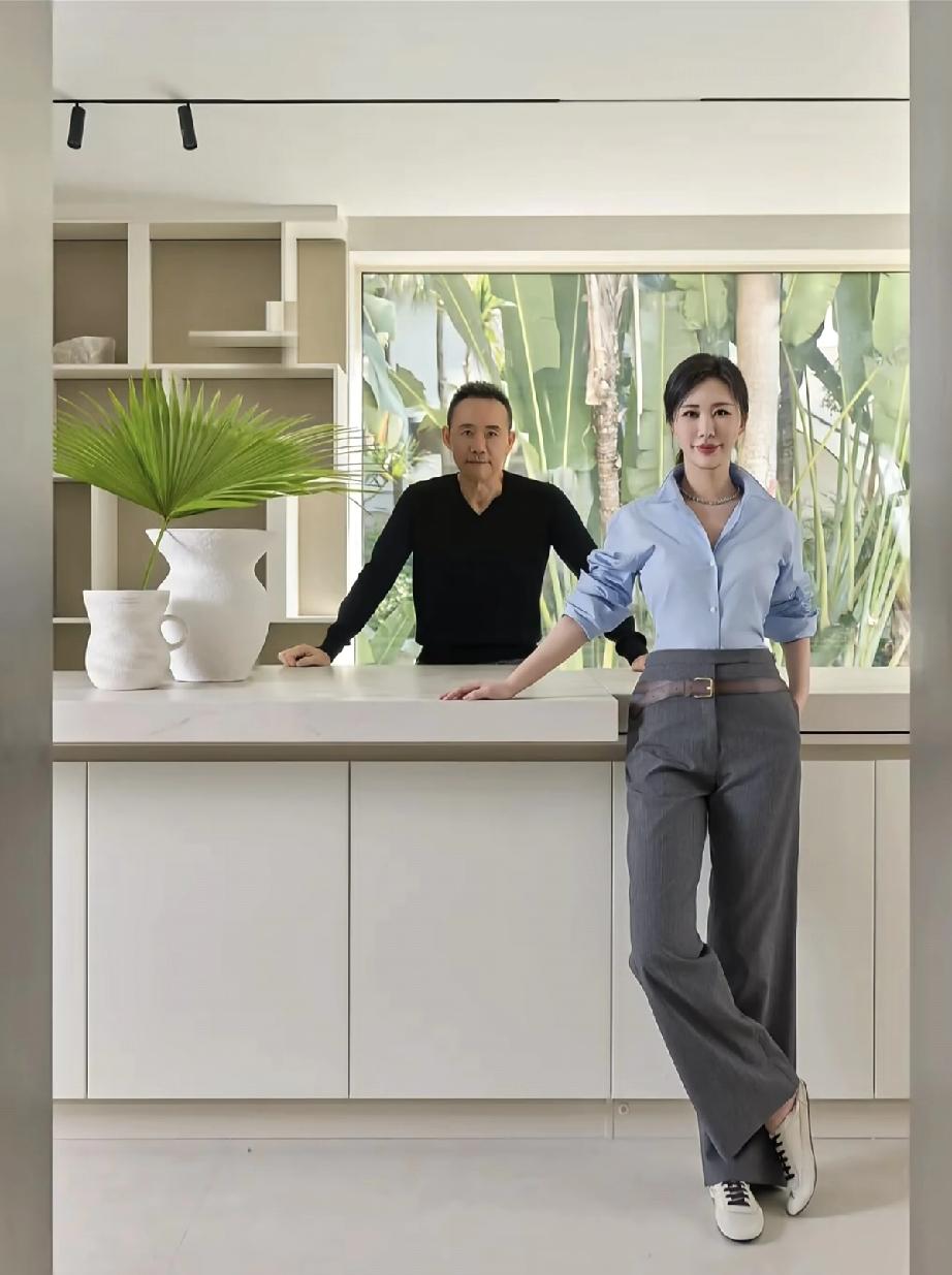 王石太难了，为了配合田朴珺拍二人在深圳海边的新别墅内景，竟然把头发染了黑色，用染