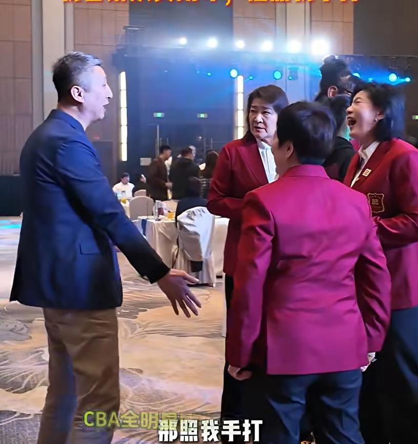 搞笑！郭士强回应抢断日本队的球，引起了现场哈哈大笑中国男篮在世界杯预选赛第二窗