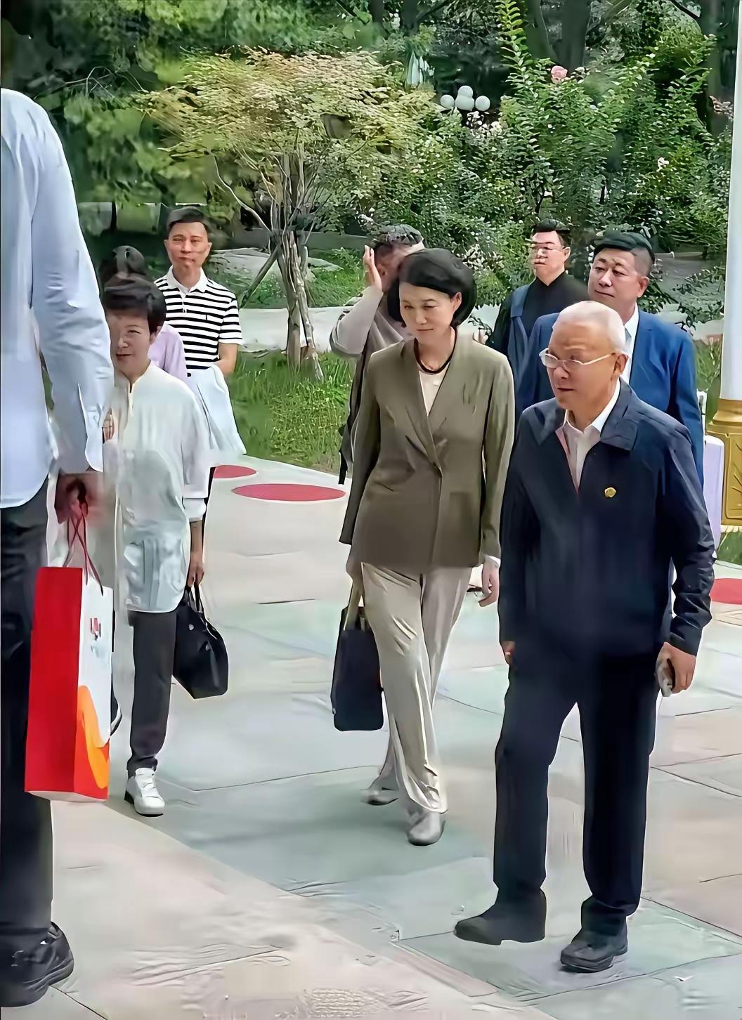 人生就这么奇异无常比如央视金话筒康辉选择丁克，虽然自己在人前总咬牙说不后悔但