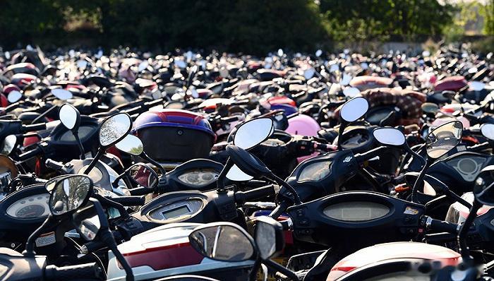 【清华教授建议放开禁限摩】近日，随着电动车新国标正式施行，出现了一些争议。对此，