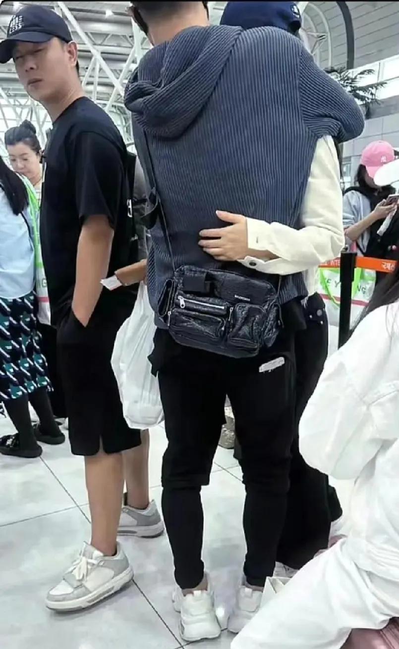 汪峰这回爱得超大胆！54岁的他携女友森林北现身机场，两人黏糊得不行，森林北紧搂汪