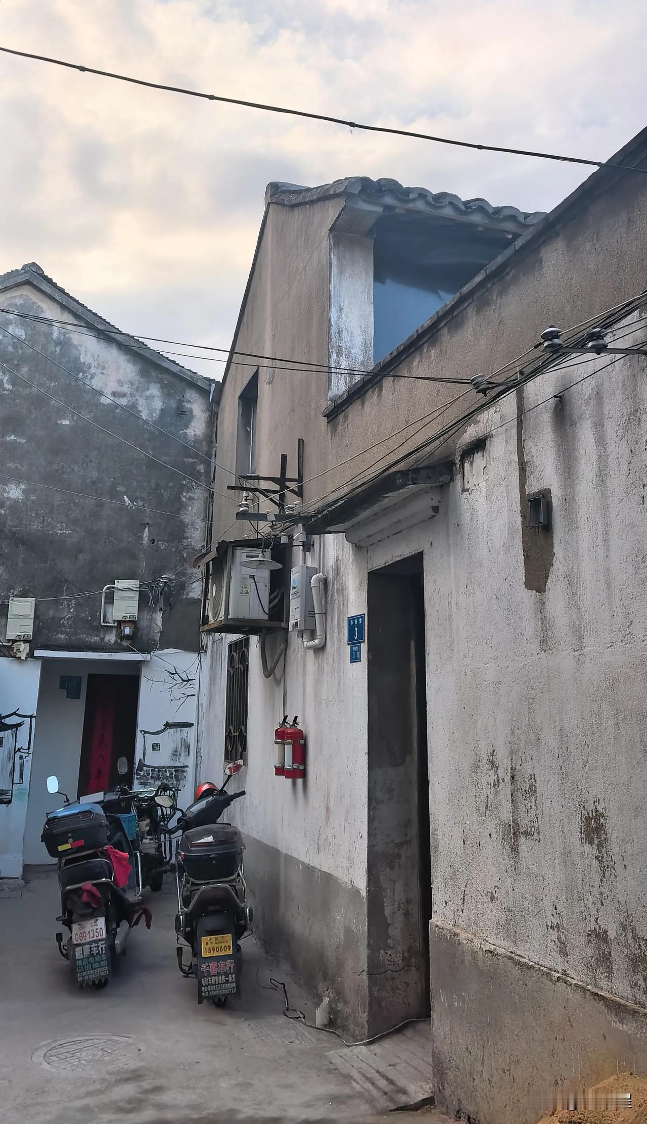 （原创）古镇·卖力亲戚在古镇有幢旧楼，久未住人，已梁斜檐歪，为防倒塌，请了古镇