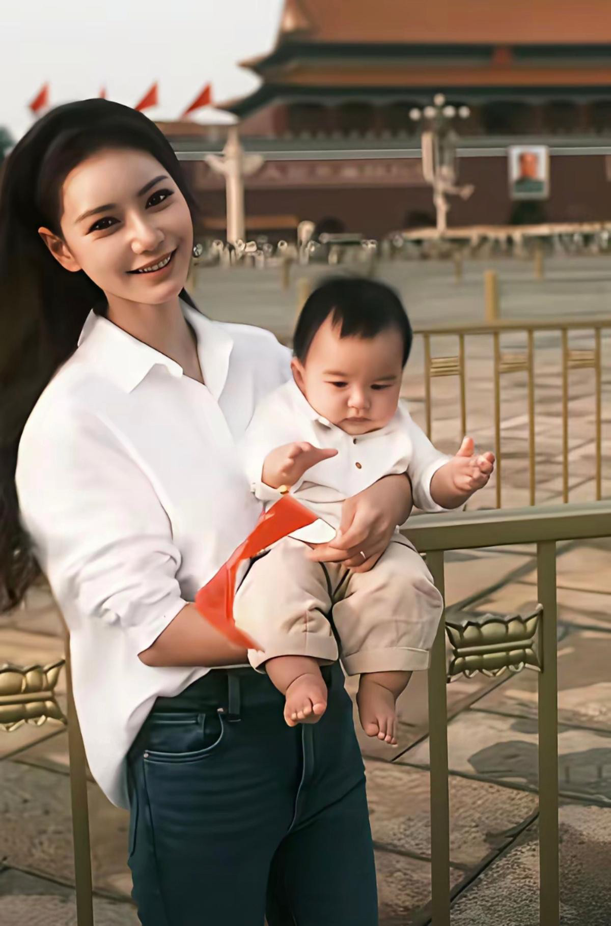 汪小菲儿子的第一个国庆，妈妈带他打卡天安门，细节可以看出，马筱梅三观很正，她穿了一件白衬衫，牛仔裤，