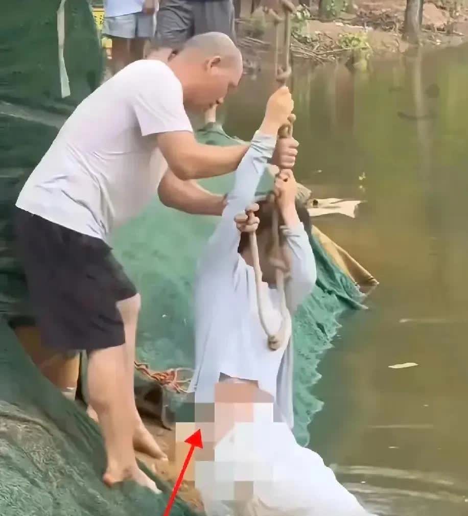 救人反被骂？女孩落水获救却因走光遭指责，生命与隐私究竟孰轻孰重！