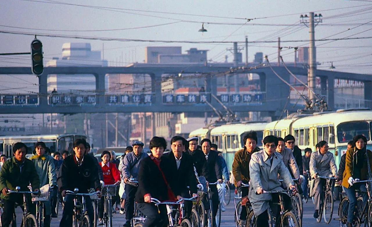 🐼今天的中国这般强大，其实是很反常的，中国本该比现在更穷困、更落后、更弱小