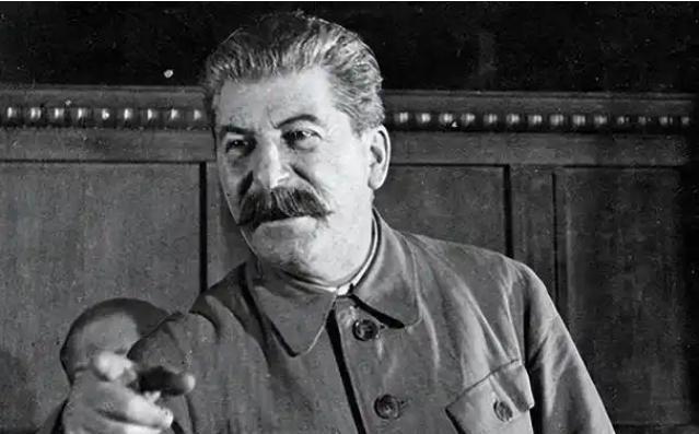 斯大林到底有多让人害怕？咱就这么说，世界上从来没有一个领袖，能像斯大林那样，对自