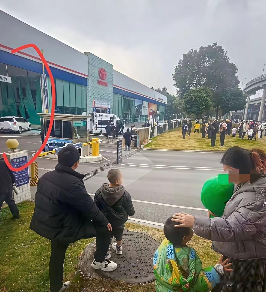 成都某丰田4S店发生燃爆事件！网传成都某丰田4S店因与客户发生纠纷，被客户把