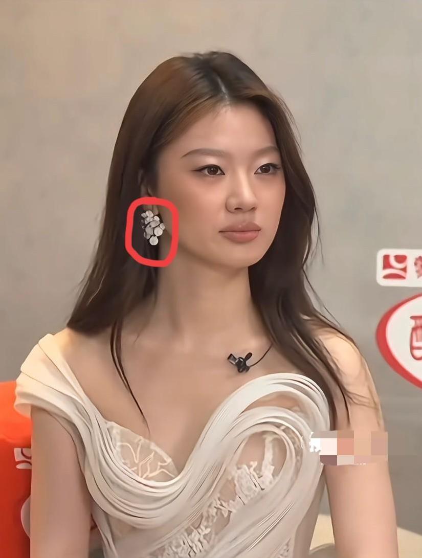 高中的音乐老师看完《歌手》后，给我发消息说，今晚真睡不着了，单依纯唱得太好听了，