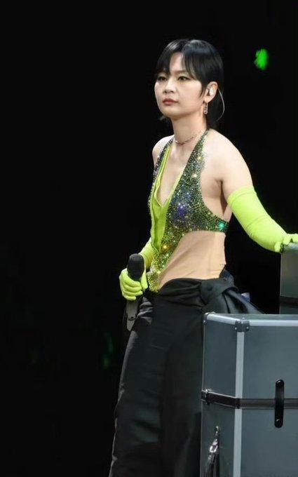 谁能想到周笔畅会尝试这样的舞台造型。荧光绿亮片挂脖上衣，搭配同色系长手套，利落
