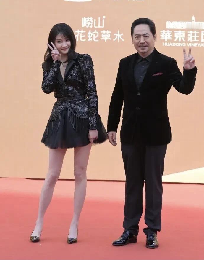 28岁的关晓彤在人群中，她就像一道靓丽的风景线，拥有着精致的脸蛋和又白又直的大长