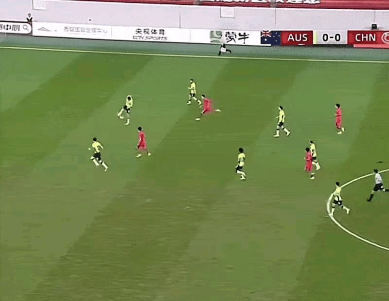 中国队开场把澳大利亚吓得不轻，就是拜合拉木开场这次抢断，差点就制造单刀，但是拜合