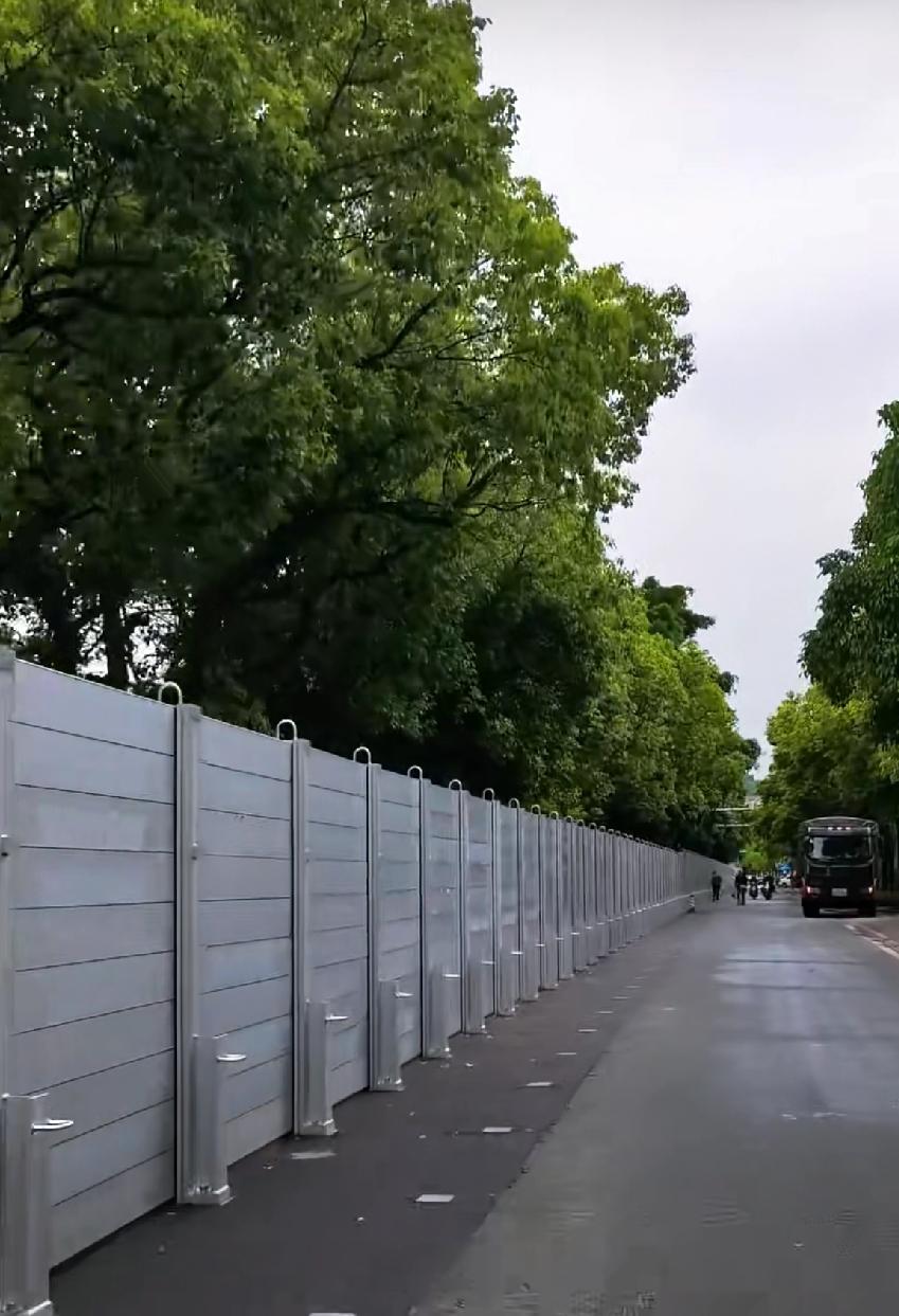 桂林人关心的移动防洪墙立起来了不要担心，部队来参与提前演练。移动防洪墻看着挺