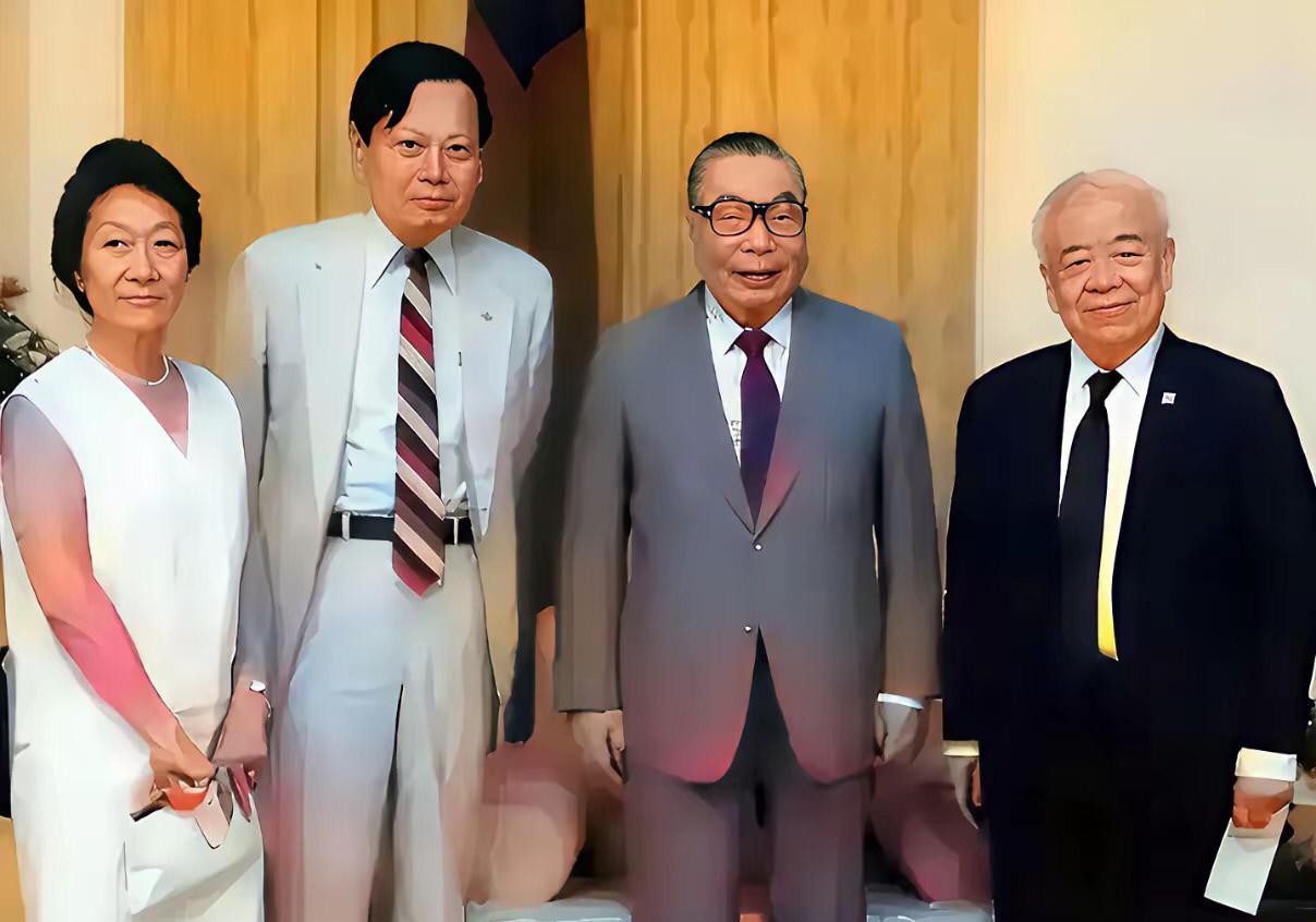 1986年著名科学家杨振宁的夫人杜致礼一起到台湾访问，受到蒋经国接见，右一是吴大