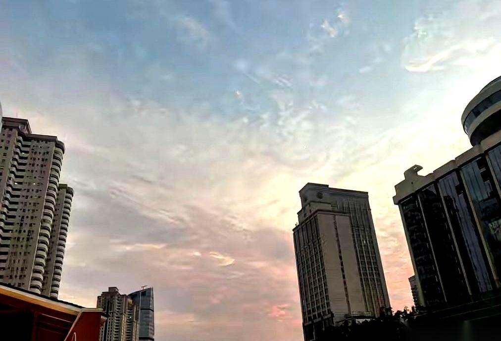 我跟你讲，第一次下定决心去跑步，我以为自己会死在路上。心跳得像要从嗓子眼儿里蹦