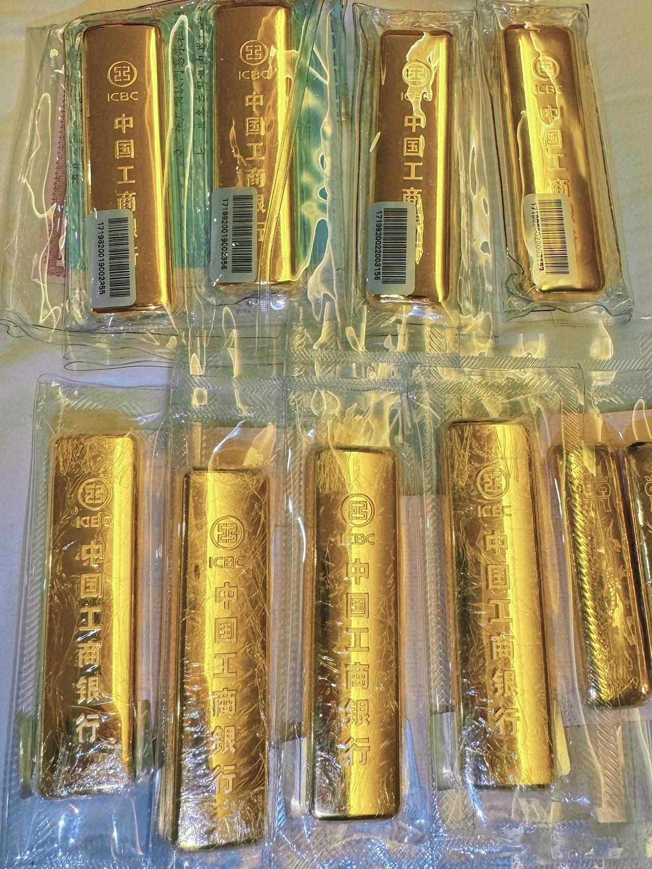 一觉醒来金价又失控了手里有黄金的要睡不着了不是黄金要爆跌，而是今天黄金爆涨