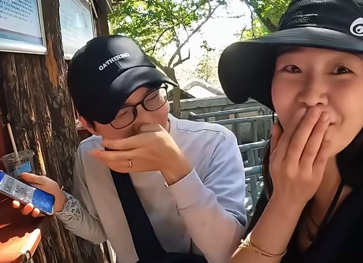 看了中国人爬泰山的视频后，韩国夫妇觉得中国人的体质太差了，作为在韩国经常登山的爱