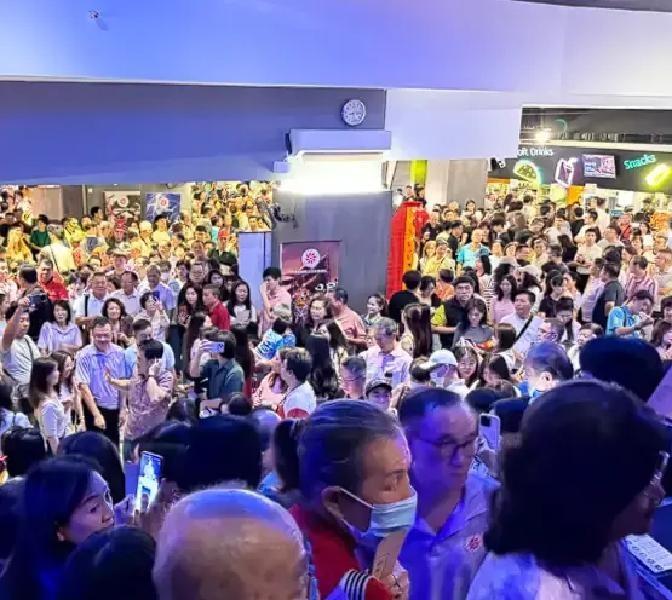 马来西亚吉隆坡，6月18号晚上，影院散场。一个80岁阿婆没走，蹲在门口跟保安