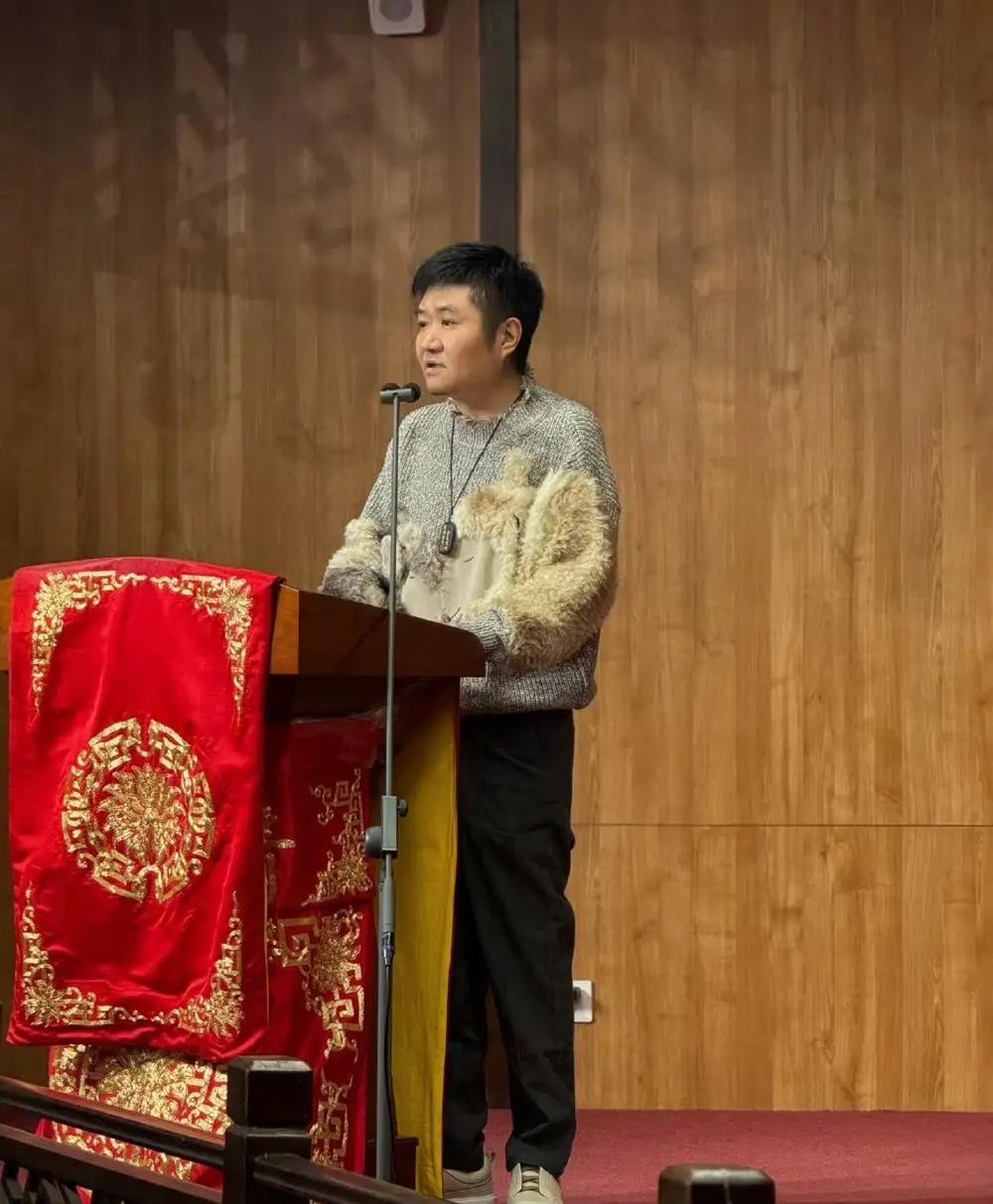 【著名相声大师苗阜高调晒出曹云金新书，疑似回应岳云鹏演唱会，你怎么看？】近日，