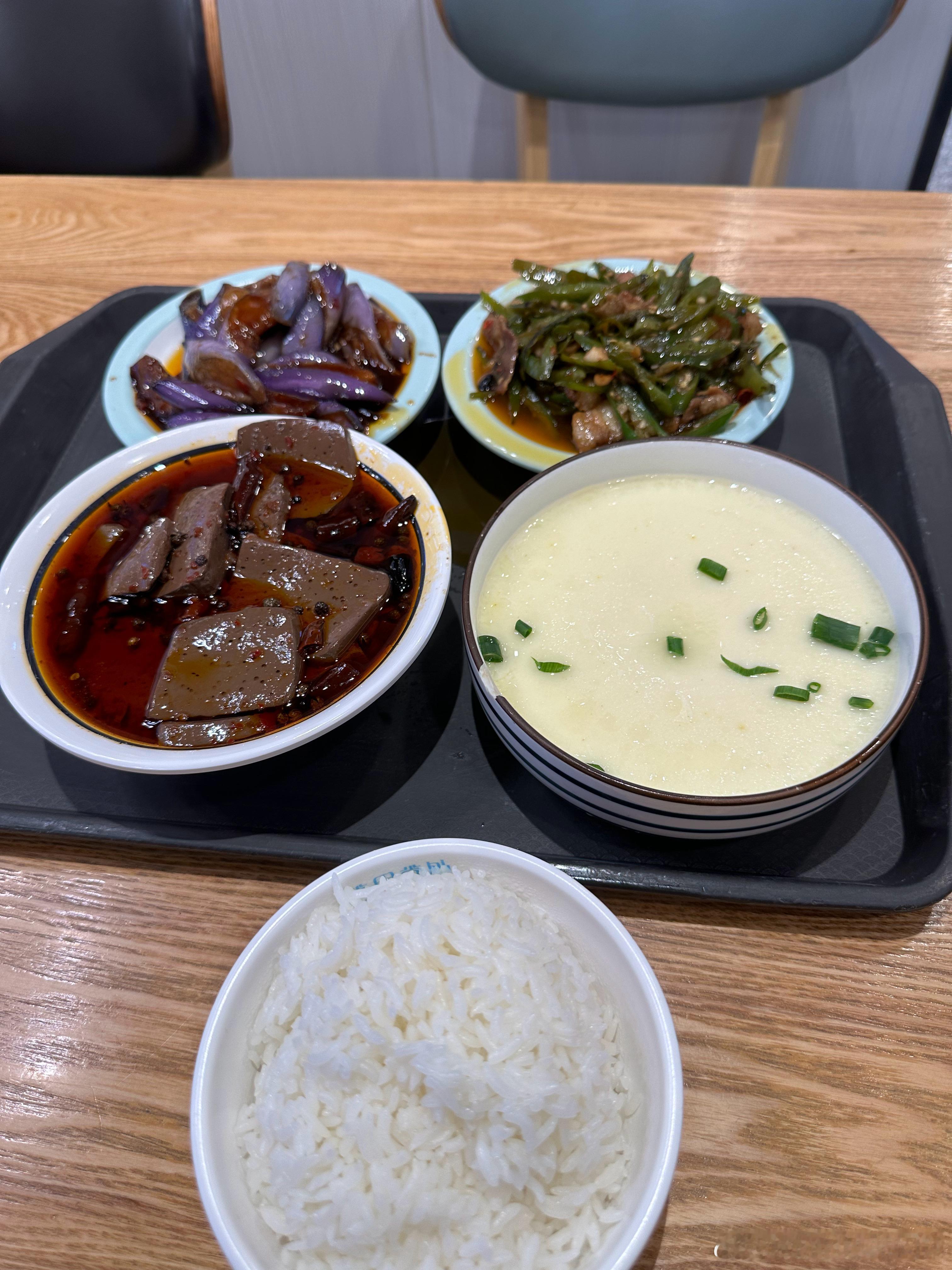 来晚了，没菜了就这样吧，没肉，还偏辣，有人吃的比我还晚吗