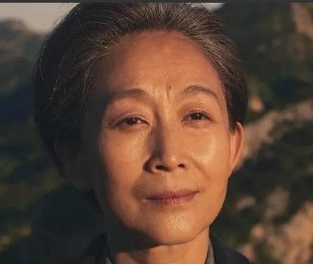 【故事】1971年，清华大学叶文洁背叛人类，擅自向太空中发射电波，8年后竟收