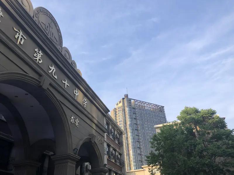 近日，记者跑到武汉市第十九中学去一探究竟。你猜怎么着，今年才33岁的高三班主任何