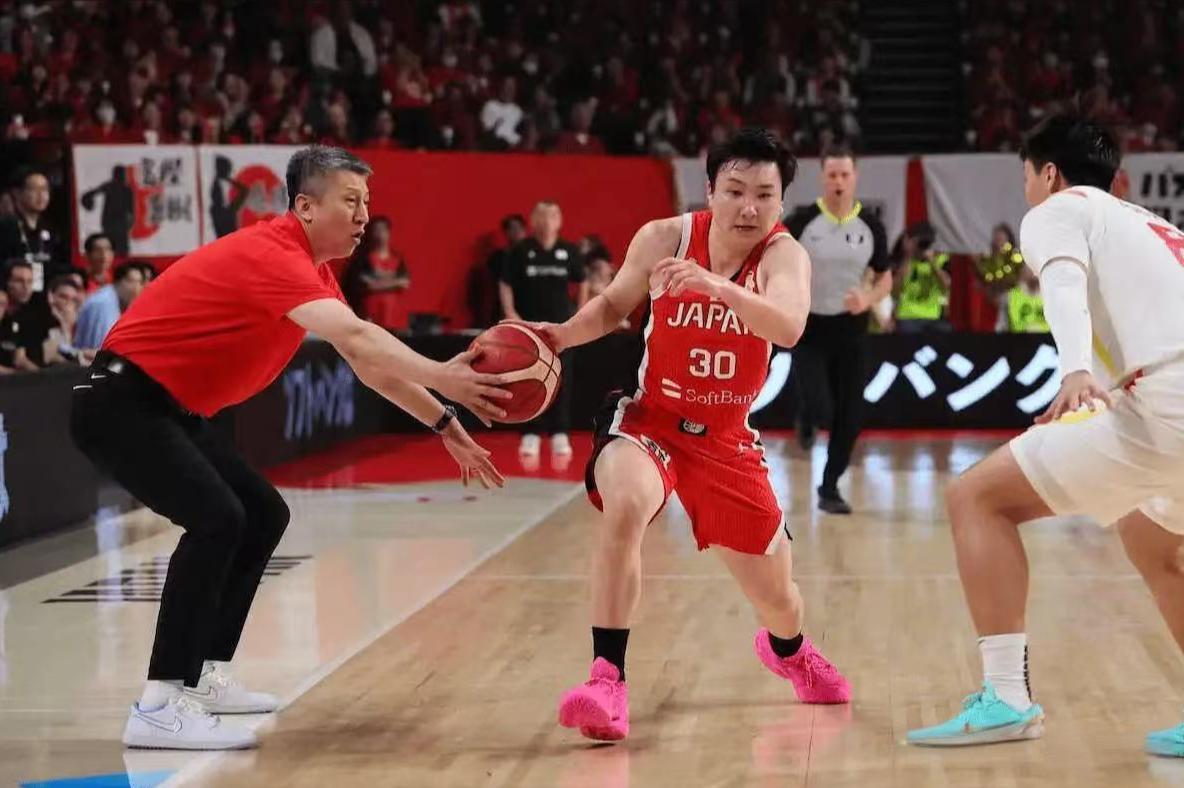 CBA全明星赛现场竟然出现这样一幕！郭士强主教练在赛场边，竟然向李昕等人详细说明