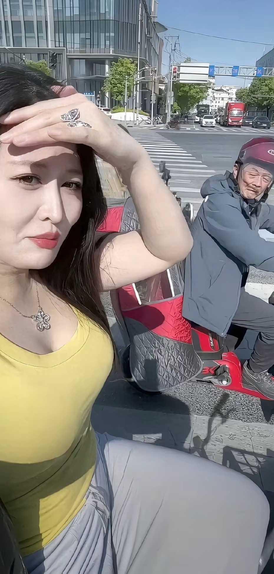 一路同行，大爷目光就没挪开过，一路搭话，问累不累、热不热，目光藏不住的好奇。