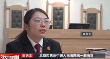 太奇葩了！北京，一男子喝醉酒后骑车超速撞上马路边，最终导致其身体多处残疾。不料，