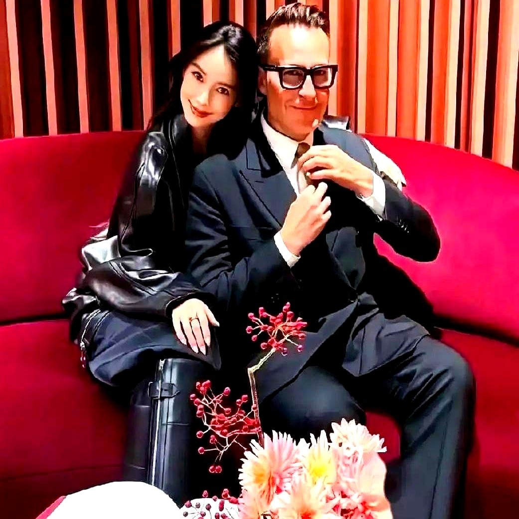 米兰看秀，杨颖跟旁边白发大叔悠闲地分吃着冰淇淋。懂行的人倒吸一口凉气，那是爱马仕家族核心大佬杜马斯。
