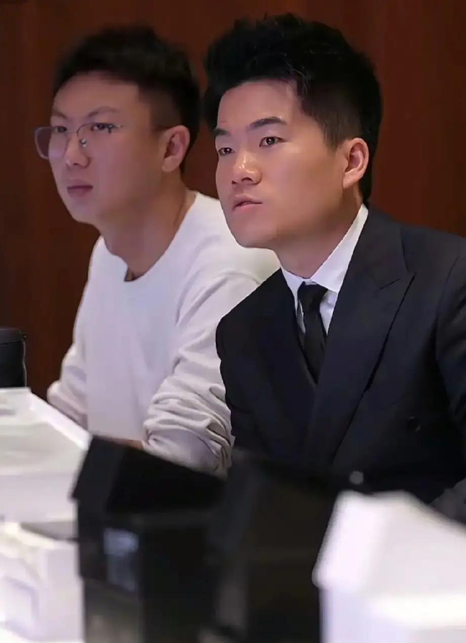 最顶级的导演，是让你感觉不到他的存在。你只看到董宇辉讲嗨了，金句喷涌。镜头