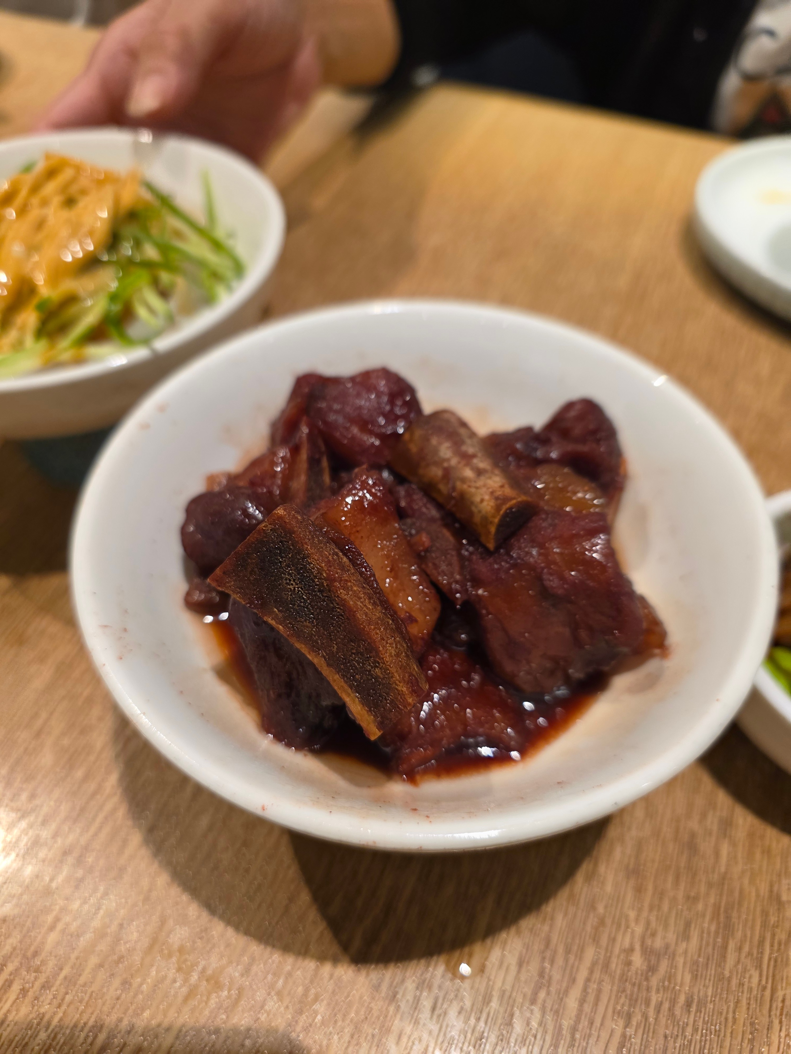 😋每日一餐🥢🥟鲜肉锅贴🍞小笼包🥩镇江骨🐮葱爆牛肉🐷醉猪手🐔鸡丝粉