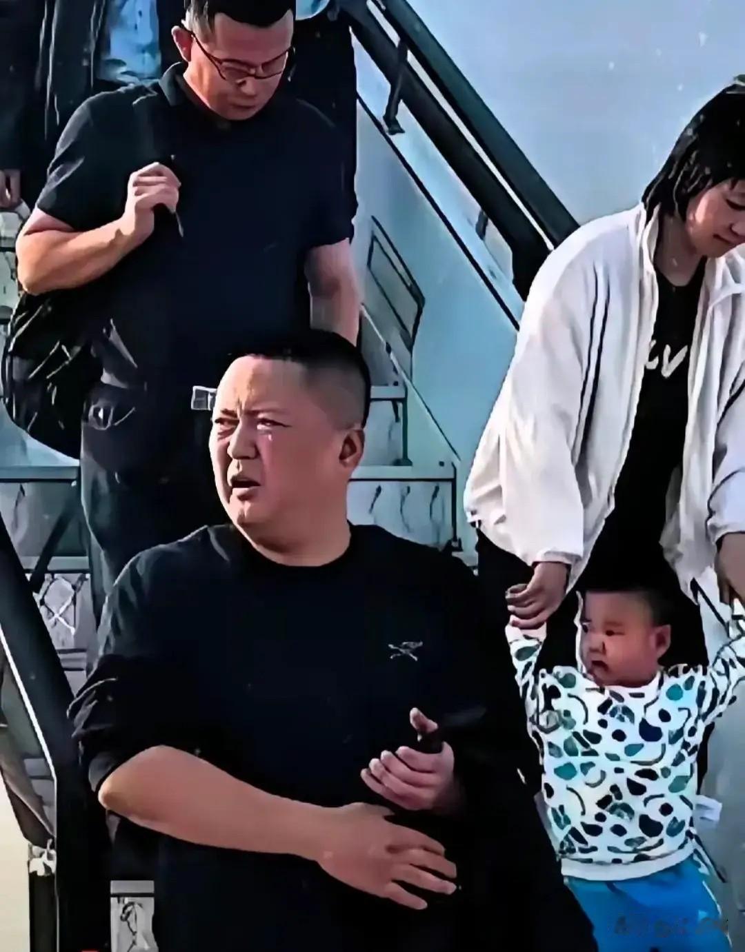 大家有没有发现，那个逼空姐下跪的欧某某，东航终于动真格了。餐车轻轻