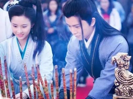 哪个女演员和任嘉伦适配度最高?《暮白首》开机仪式的图片，好难得有一张图是男女主同
