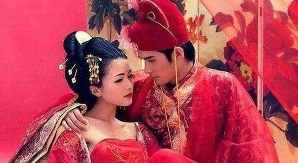 古代女子成婚之前，对男女之事完全不懂，所以出嫁前天晚上，母亲会悄悄塞给她一个东西