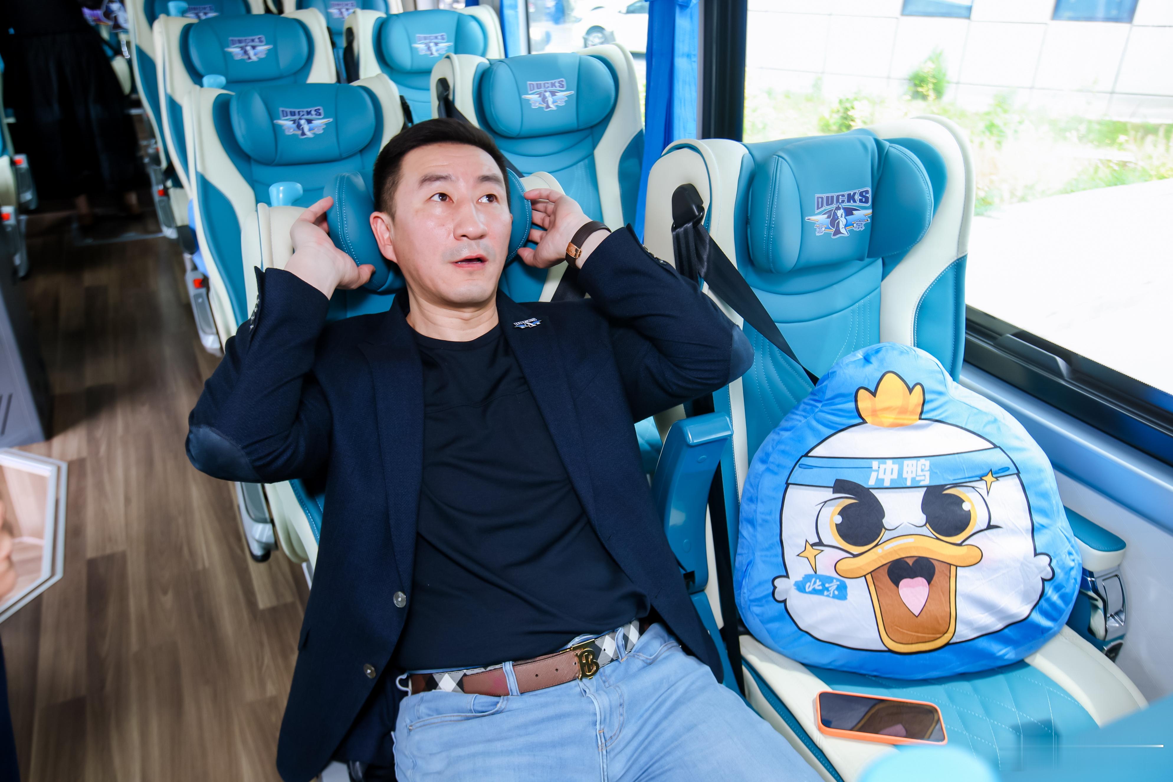 北汽男篮今天新大巴交接仪式的一些高清大图，贼高清这个活动进行了不到半小时，下午