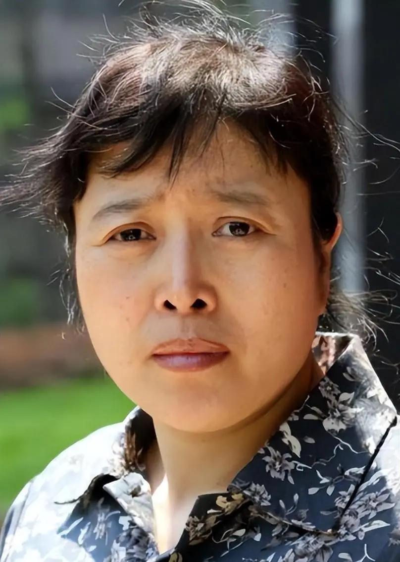 年轻时没管好下半身，如今为此付出代价，国家一级演员，六次影后，却在千人大礼堂下跪
