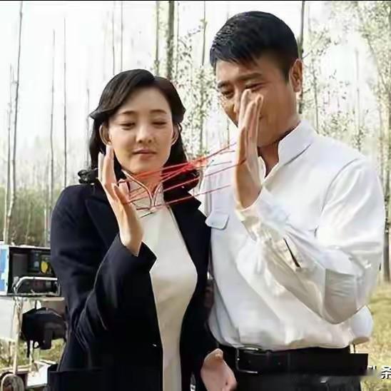 2004年这事儿真挺让人感慨的。演员王立坤和于和伟拍戏时被爆交往亲密，王立坤还出