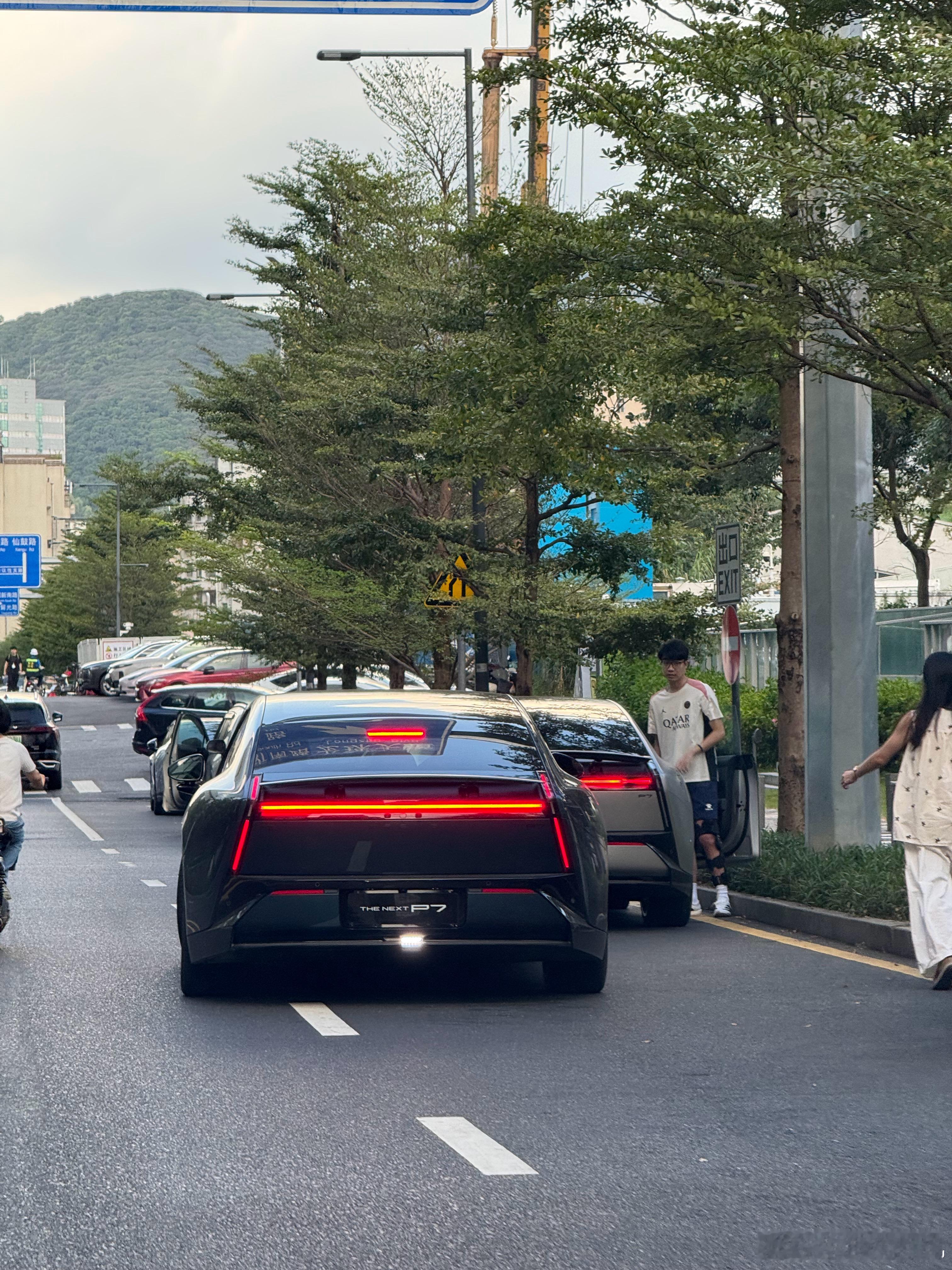路过大疆的天空之城，不愧是大厂，路边停了三辆还没来得及上牌的小鹏新P7，一辆小米
