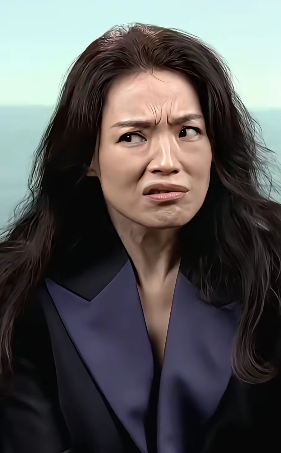 无美颜滤镜镜头下，49岁的舒淇眼神疲惫、牙龈退缩、歪嘴搞怪，​​​感叹岁月匆匆，