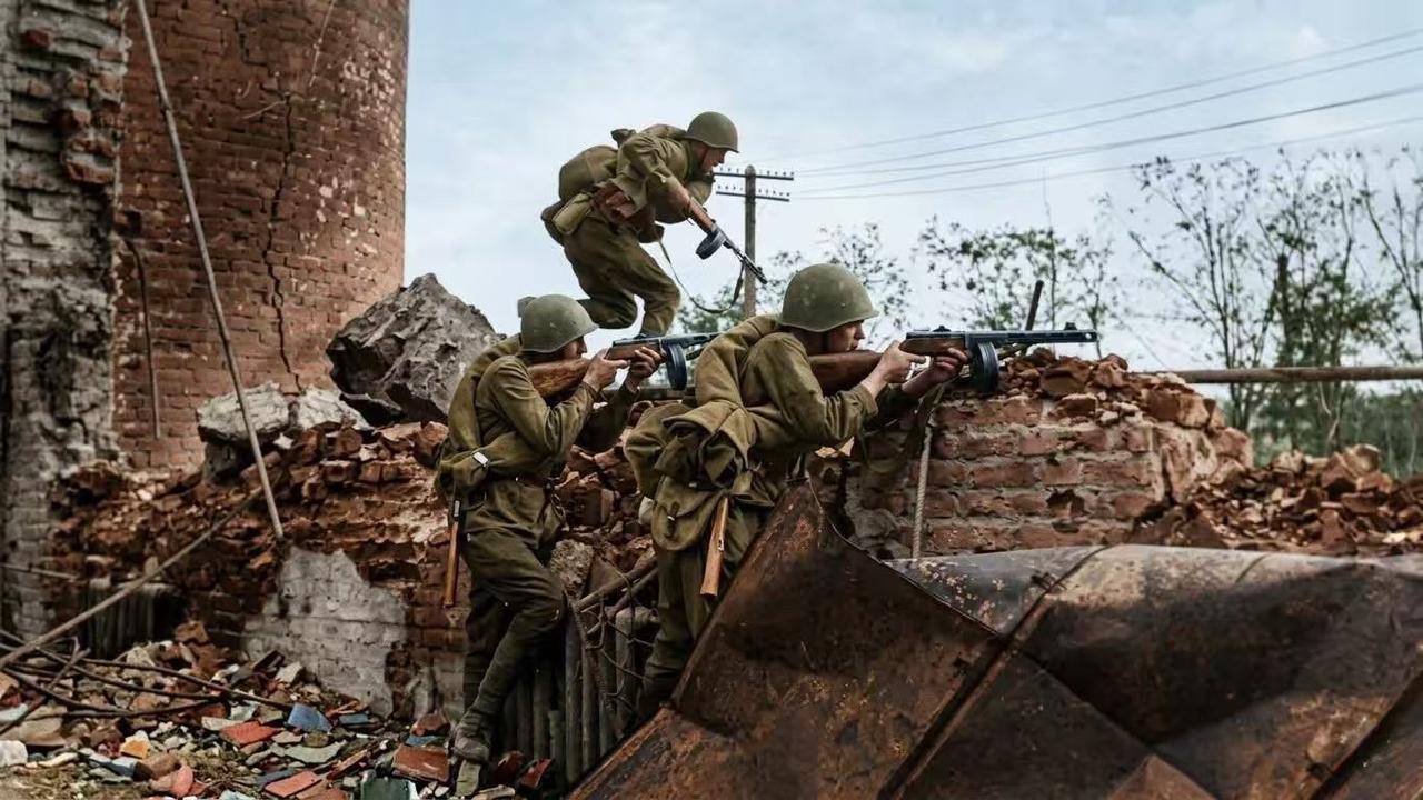 1942年11月，斯大林格勒战役期间，苏军士兵正在建筑废墟中与入侵德军鏖战！