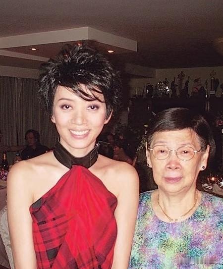 不查不知道，梅艳芳的母亲活了整整102岁。可她的两个女儿呢？姐姐梅爱芳2000年