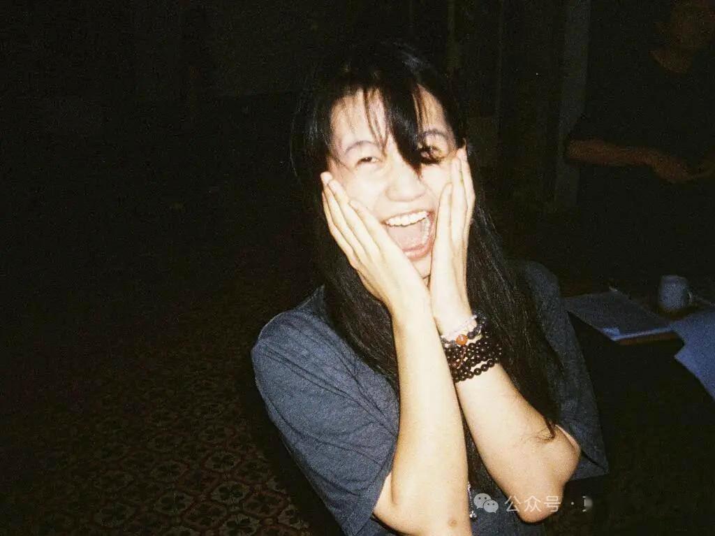 看到这条新闻时，手里的杯子都差点摔了。一个23岁、家境优渥、才华横溢到能入围国