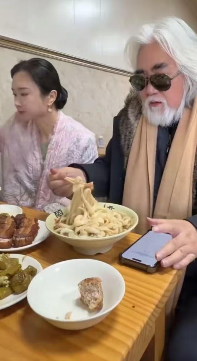 张纪中老师身体蛮好的，都七八十岁的人了，还能吃那么一大碗面，而且红光满面，坐着那