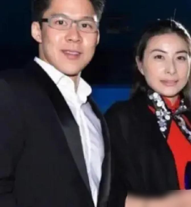 当年港媒传疯：霍震霆想撮合儿子娶跳水皇后，被朱玲玲一票否决。其实当初朱玲玲担