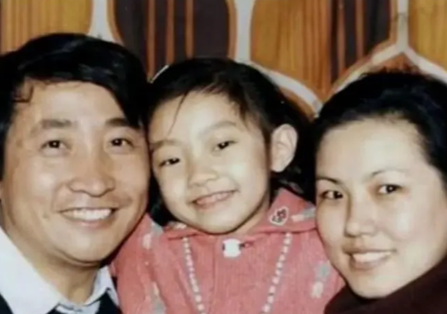 1998年，姜昆的妻子李静民从国外回来，发现家里多了一个6岁的小男孩，便问他：“