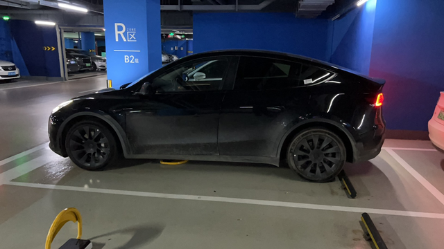 中午又去试驾了y把5系换y的念想又发作了。中午取试驾了一下、车是四驱长续航的，