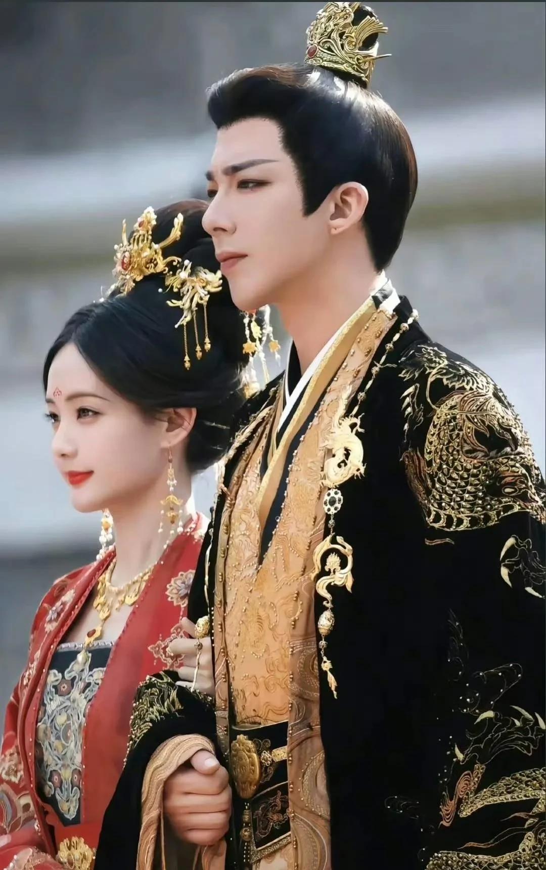 刘宇宁和李一桐真是最完美的一次合作，现代演员穿越剧本，又回归现代。如今杀青时候